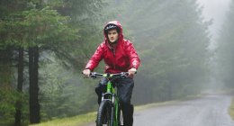 Bicicleta de montaña hombre en lluvia - foto de stock