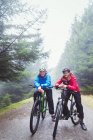 Padre e figlio mountain bike — Foto stock