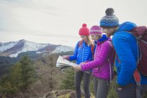Friends with map hiking — Stock Photo
