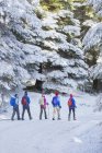 Senderismo familiar en bosques nevados - foto de stock