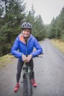 Портрет улыбающейся женщины на горном велосипеде — стоковое фото