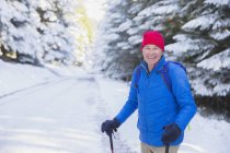 Щасливий старший чоловік, що йде снігом — стокове фото