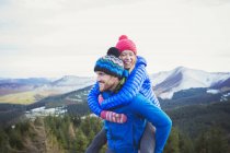 Happy couple on mountaintop — Stock Photo