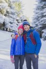 Retrato de casal caminhadas na neve — Fotografia de Stock