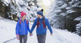 Caminhadas de casal na neve — Fotografia de Stock