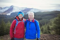 Padre e figlio escursionismo in cima alla montagna — Foto stock