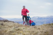 Amis jogging sur le sentier de montagne — Photo de stock