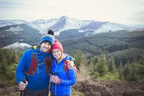 Happy couple hiking on mountaintop — Stock Photo