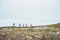 Amigos correndo na neve — Fotografia de Stock