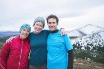 Escursioni in famiglia in cima alla montagna — Foto stock