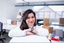 Портрет уверенной предпринимательницы в новом офисе — стоковое фото