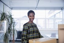 Портрет впевненої бізнес-леді, що переїжджає в новий офіс — стокове фото