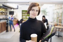 Porträt selbstbewusste Geschäftsfrau mit Kaffee im Büro — Stockfoto