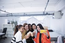 Empresárias celebrando novo escritório, tendo selfie — Fotografia de Stock