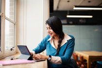 Geschäftsfrau arbeitet im Büro an digitalem Tablet — Stockfoto