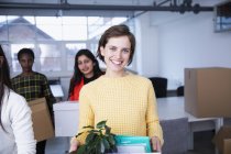 Porträt selbstbewusste Geschäftsfrau bezieht neues Büro — Stockfoto