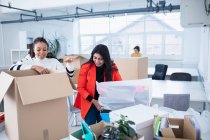 Geschäftsfrauen packen aus, beziehen neues Büro — Stockfoto