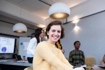 Ritratto donna d'affari sorridente e sicura di sé in sala conferenze — Foto stock