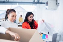 Geschäftsfrauen packen neues Büro aus — Stockfoto
