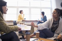 Geschäftsfrauen diskutieren Papierkram im Büro — Stockfoto