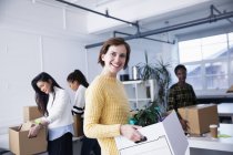 Porträt: Glückliche, selbstbewusste Geschäftsfrau zieht in neues Büro — Stockfoto