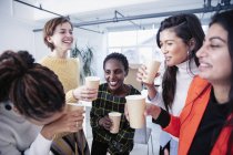 Glückliche Geschäftsfrauen feiern, Champagner trinken — Stockfoto