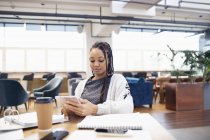 Geschäftsfrau nutzt digitales Tablet im Großraumbüro — Stockfoto