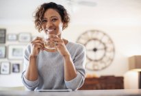 Ritratto di donna sorridente e sicura di sé che beve tè — Foto stock