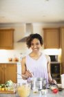 Ritratto di donna sorridente e sicura di sé che cucina in cucina — Foto stock