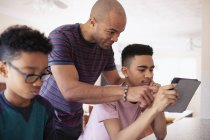 Vater und Sohn im Teenageralter nutzen digitales Tablet — Stockfoto
