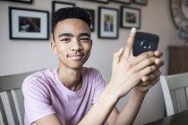 Портрет впевненого хлопчика-підлітка за допомогою смартфона — стокове фото