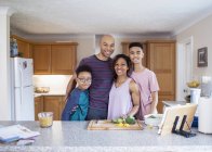 Портрет усміхненої сім'ї, що готує на кухні — стокове фото