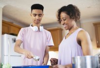 Mãe e filho adolescente cozinhar na cozinha — Fotografia de Stock