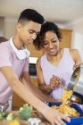 Madre e figlio adolescente cucina in cucina — Foto stock