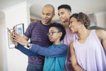 Família tomando selfie na cozinha — Fotografia de Stock