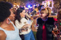 Щасливі жінки друзі п'ють коктейлі на вечірці — стокове фото