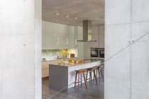 Cucina moderna bianca con isola — Foto stock
