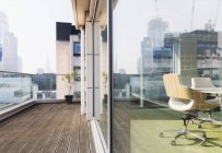 Balcon de bureau moderne ensoleillé — Photo de stock