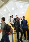 Alunos do ensino médio descendo escadas — Fotografia de Stock