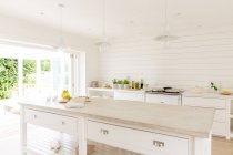 Проста біла домашня вітрина кухня — стокове фото