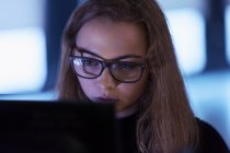 Konzentriertes Teenager-Mädchen in Brille mit Laptop — Stockfoto