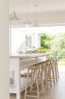 Home vitrine cozinha com ilha e bancos de madeira — Fotografia de Stock