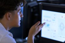 Фокусований молодший школяр, який використовує комп'ютер у комп'ютерній лабораторії — стокове фото