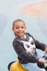 Портрет улыбается, уверенная девушка играет на детской площадке — стоковое фото
