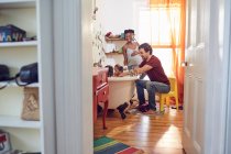 Padres dando baño hijas - foto de stock