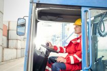 Hafenarbeiter bedient Frachtcontainer-Gabelstapler auf Werft — Stockfoto