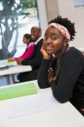 Retrato sonriente, confiado estudiante universitaria comunitaria en el aula - foto de stock