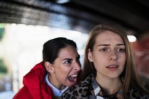 Irritado jovem mulher gritando com amigo — Fotografia de Stock