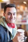 Retrato sonriente, joven confiado bebiendo café en la cafetería - foto de stock