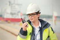 Hafenarbeiterin mit Walkie-Talkie auf der Werft — Stockfoto